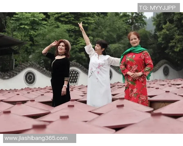 足球明星妻子海娜的迷人风采与生活瞬间全景展示