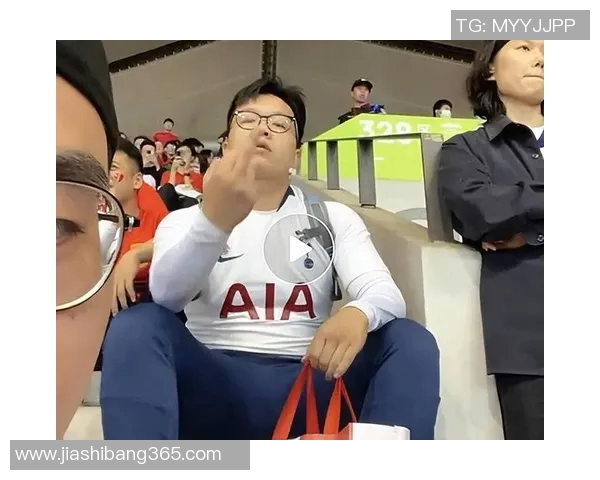 足球明星竖中指事件引发热议社交媒体上争议不断引发球迷讨论 足球明星竖中指事件引发热议社交媒体上争议不断引发球迷讨论